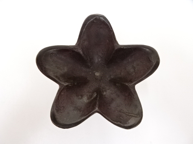  釜師高木治良兵衛造　紫銅突羽根蓋置（共箱）